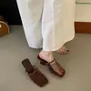Sandalias de Goma Suave con Tacón Grueso Tejidas de Punta Cerrada Slip-On para Mujer, Temporada Primer Encuentro Verano 2026, Sandalias de Playa Huecas de Una Pieza Perezosas