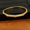 Pulsera de cierre rectangular chapada en oro real de 18 quilates con incrustaciones de circonita, adecuada para el uso diario, joyería de nicho de lujo versátil y asequible