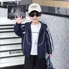 Jaqueta corta-vento com capuz para meninos Primavera e Outono 2026 Outono Novo Estiloso Legal Roupa esportiva para menino Cardigan Top Tendência