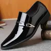 Zapatos de cuero de negocios para hombre para el trabajo, con suela blanda, diseño antideslizante, acabado negro brillante, punta fina y diseño slip-on estilo británico