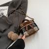 Bolso a cuadros de moda de otoño e invierno para mujer 2023, nuevo bolso de cubo de lana de nicho de moda, bolso bandolera tipo cubo para hombro