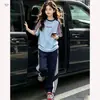 Conjunto Esportivo para Meninas 2026 Verão Novo Estilo para Crianças Maiores, Camiseta com Bloco de Cores e Manga Raglan com Letra, Calça de Pernas Largas, Calça Reta
