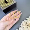Nuevos Pendientes de Moda de Lujo Ligero de Gama Alta con Patrón Retorcido Único Estilo Nicho Accesorios de Yiwu Venta al por Mayor