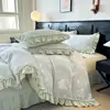 Juego de ropa de cama de cuatro piezas de terciopelo de leche de alta densidad con relieve 2026, con sábanas de franela espesas y cálidas, funda de edredón y sábana bajera acolchada antideslizante