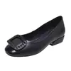 Outono de 2026 Novo Sapato Feminino Casual de Couro com Bico Redondo, Baixo, Slip-On e Solado Macio para Trabalho e Moda para Mães
