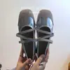 Versão em pele de ovelha 2026 novos sapatos Mary Jane vintage com tira cruzada para mulheres, sapatilhas de sola macia, sapatos vermelhos de noite