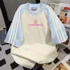 2026 Novo Estilo de Verão Camiseta de Manga Curta com Patchwork de Cores Contrastantes, Estilo Casual Preguiçoso, Design Oversize, Top Versátil