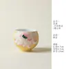 Caneca Amarela Brilhante com Coração de Lótus Rosa Pintado à Mão em Formato de Coração, Caneca Mestra Cerâmica de Alta Estética, Caneca de Chá Estilo Chinês Novo, Caneca Especial para Degustação de Chá Feminina
