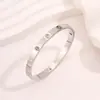 Pulseira da moda com tachas de parafuso cravejadas de diamantes para mulheres, moderna, versátil, simples, elegante, sensação de luxo, pulseira de aço titânio em formato de cruz