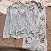 Nuevo conjunto de pijama de manga larga acanalado de seda helada con almohadillas en el pecho para mujer, nuevo estilo de primavera y otoño, conjunto de ropa para el hogar de gato perezoso