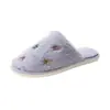 Pantuflas de algodón de invierno, adecuadas para comercio electrónico transfronterizo, con diseño de punta cerrada, bordado lindo, suelas suaves y cómodas, y se pueden usar tanto en interiores como en exteriores.