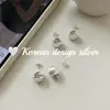 Pendientes de nicho estilo ins coreano de plata de ley S925, exquisitos pendientes de botón de lirio del valle cepillado con un diseño único y temperamento suave