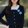 Cardigan de Tricô com Gola Boneca Floral Tridimensional em Design Estilo Francês para Mulheres, Nova Cor 2025 Color-Blocking, Elegante e Rejuvenescedor Casaco Suéter