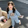 Conjunto de dos piezas de gato de dibujos animados estilo coreano para niños pequeños, con sudadera con forro polar y pantalones de cintura elástica hasta el tobillo, disponible en varios colores, proporcionando calidez para otoño e invierno