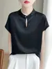 Nova Camiseta Feminina de Seda Estilo Chinês Nacional Manga Curta Gola Alta Botões Tecido Cetim Texturizado Top Solto Plissado Meia-Manga