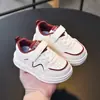 Nuevos Zapatos de Cuero con Paneles para Niños Primavera 2026 Zapatos Deportivos para Niños Estilo Coreano Suela Suave Zapatos Blancos para Niñas de 1 a 6 Años