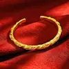 El mismo brazalete de rosa trenzada grabado de la joyería, un brazalete de estilo abierto lujoso y moderno, una nueva pieza de joyería de estilo chino para regalar a tu novia