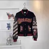 2025 Nueva Chaqueta de Béisbol Retro Americana con Insignia Bordada y Relieve Tridimensional en Manga de Cuero PU Atractiva para Primavera y Otoño para Hombre