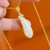 Colgante de Frijol de la Fortuna de Jade con Incrustaciones de Oro Antiguo Estilo Chino Colgante de Moda para Mujer Collar de Frijol Regalo Promocional para Evento en Vivo