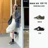 Zapatos de entrenamiento casuales vintage desgastados de cuero genuino en stock para mujer, zapatillas versátiles nuevas con correas de contraste, zapatillas que aumentan la altura
