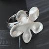 Anillo de Flor Cepillado Plateado de Industria Pesada Japonesa y Coreana Anillo Simple Vintage Ins de Metal de Latón Estilo Francés Anillo para Dedo Índice para Mujeres