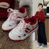 Zapatos Navideños para Niños 2025 Modelo Año Nuevo Invierno Forrados de Felpa para Niñas Rojas Deportivas de Caña Baja Tenis Gato Kt
