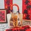 Design de Nicho Bolsa de Mão Vermelha com Padrão para Casamento Bolsa de Presente Festiva em Lona Saco de Balde de Mão com Estampa de Natal Ano Novo