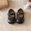 Sapatos de couro com bolinhas estilo coreano para meninas, novo modelo primavera e outono 2026, sola macia, fivela de uma tira, sapatos single retrô versáteis para bebês meninas