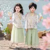 Conjunto de Três Peças Estilo Chinês Tang Suit e Hanfu para Meninos e Meninas, Novo Modelo 2026 Uniformes de Jardim de Infância, Trajes Tradicionais para Apresentações de Palco