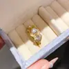 Anel Aberto Oval com Zircônia Banhado a Ouro 18k Real Design de Anel para Dedo Indicador com Toque de Nicho de Alto Padrão Versátil Joia para Mão