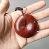 Sândalo Vermelho Indiano de Folhas Pequenas Fivela de Segurança Comprimento 5cm Sândalo Esculpido Brinquedo Donut de Segurança Pingente de Carro