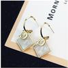 Pendientes de plata con forma de letra D, sencillos y modernos, con diseño geométrico personalizado y combinables para mujer.