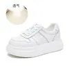Camada Superior de Couro de Vaca com Sola de Espuma Sapatos Brancos Outono/Inverno 2026 Novidade Palmilha de Pele de Cordeiro Sola Grossa Sapatos Casuais Versáteis para Mulheres