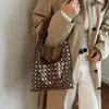 Bolso Cubo de Hombro Individual Texturizado Casual Simple de Gran Capacidad, Diseño Nuevo con Remaches Personalizado, Estilo Europeo y Americano, Tendencia 2026 para Mujer