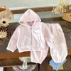 Outono/Inverno 2026 Novo Conjunto de Três Peças para Meninas: Colete com Bordado de Coelho, Jaqueta Moletom com Capuz e Calça de Moletom Cor Sólida