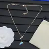 Collar de Letras de Lujo Ligero Nuevo Estilo Transfronterizo Europeo y Americano 2025 con Logo e Incrustaciones de Diamante para Mujer, Venta al por Mayor de Collares de Gama Alta