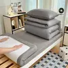 Juego de ropa de cama de cuatro piezas estilo Ins con rayas simples y gasa abullonada para dormitorios estudiantiles, incluye sábana bajera, funda de edredón y sábana de cama, disponible al por mayor