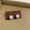 Brincos de Pérola Geométricos com Agulha de Prata e Luz Colorida, Simples e Elegantes, Versáteis com um Toque de Luxo Leve e Sensação de Alta Qualidade, Design Único