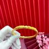 Liquidación, Sin Devoluciones ni CambiosJoyería de Cobre Chapado en Oro Pulsera de Dragón y Fénix con Pavo Real Tallado y Flores de Peonía Pulsera Dorada Venta al por Mayor