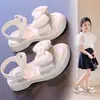 Sandálias infantis 2025 verão novo sola macia sapatos de princesa infantis estilo verão menina pequena bebê menina sapatos infantis verão