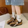 Couro macio, moderno, respirável, confortável, sapatos casuais versáteis. Tênis de treino feminino estilo verão 2026, com cadarço, plataforma baixa, blocos de cor, estilo alemão