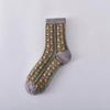 Calcetines de estilo étnico retro para mujer, de longitud media hasta la pantorrilla, para otoño e invierno, con relieve tridimensional, color café, estilo palacio artístico, calcetines florales para mujer