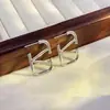 Pendientes Metálicos Geométricos Simples de Aguja de Plata Europeos y Americanos Diseño de Nicho Sensación de Temperamento Pendientes de Botón con Letra Lujo Ligero Pendientes de Gama Alta