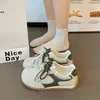Sapatos casuais 2026 novo modelo, com aumento de altura, versáteis, de sola grossa, outono, tênis de treino alemães confortáveis para estudantes do sexo feminino, tênis esportivos com cadarços