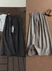 Calça listrada em seda gelada, cor cinza escuro, estilo old money, para homens, com caimento fluido, visual de alta qualidade, design de perna larga e estilo casual plissado de corte reto.