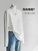 Camiseta Branca de Manga Longa para Mulheres, Feita de Algodão Lyocell, Corte Solto com Fendas Laterais, Super Estilosa, Peça Básica de Verão que Cobre os Quadris