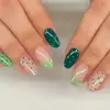 Uñas ovaladas en tono verde fresco con una base rosa nude transparente, estilo francés simple, lunares dulces y alegres, uñas postizas desmontables