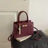 Bolsa de mão nova, elegante e fashion para o outono de 2026, simples e chique, com um design quadrado retrô, adequada como bolsa de ombro ou bolsa transversal para mulheres