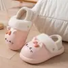 Nuevas pantuflas de cuero con textura, antideslizantes, impermeables y forradas de felpa para mujer, otoño e invierno 2026, adecuadas para usar en interiores en otoño e invierno, y diseñadas para parejas para mantenerse calientes