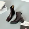 Botas de tornozelo quadradas com salto grosso estilo francês de 6cm para mulheres, coleção de inverno 2026, botas versáteis de corte justo, estilo moderno e sofisticado, botas elegantes para mulheres